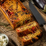 cake ratatouille tranché sur planche avec légumes