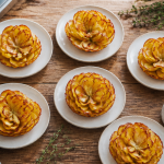 Fleur de pomme de terre dorée en assiette blanche