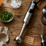 plongeur mixeur inox et accessoires sur plan de travail