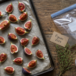 figues congelées à plat sur plaque avec sac et étiquette