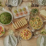 Repas froid entre amis sur grande table avec plats variés