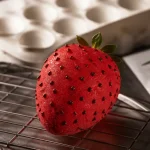 trompe l oeil fraise, entremets réaliste sur grille inox