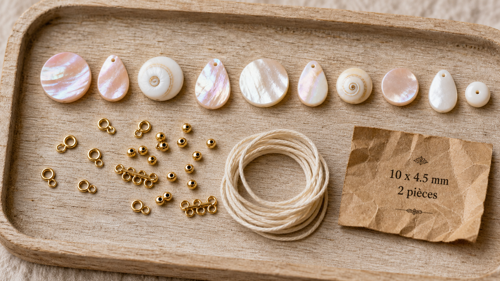 Coquillages perles en nacre et coquillage naturel, apprêts dorés et cordon