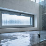 Fenetre dans douche avec rebord incliné et étanchéité, vitrage anti-calcaire