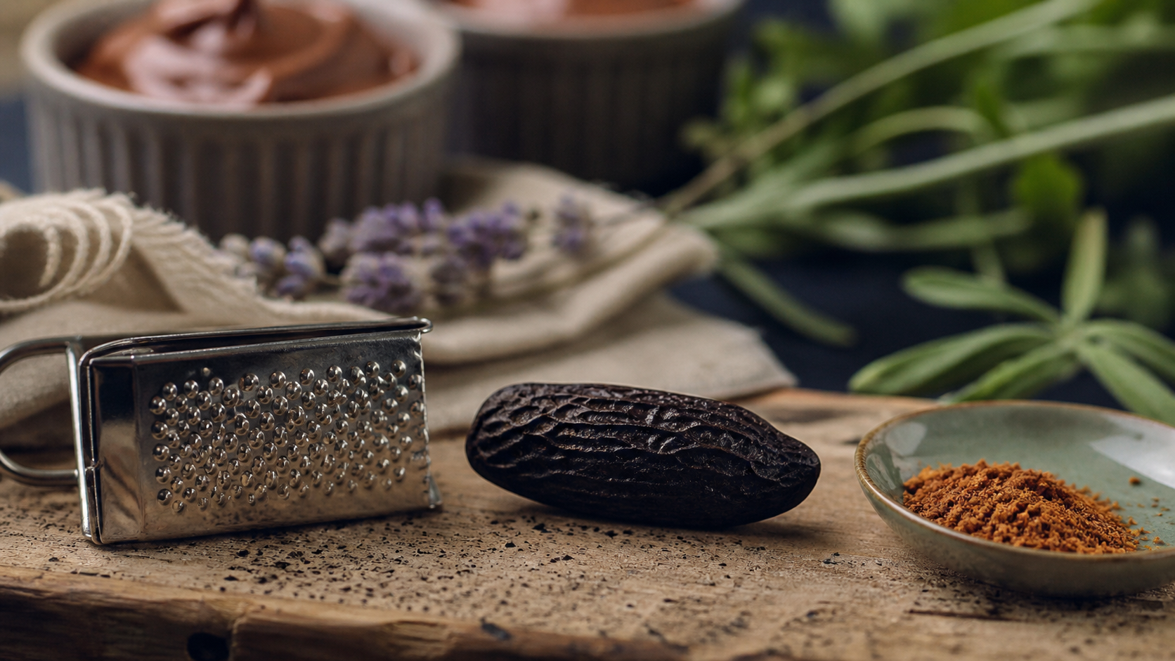Tonka bean : fève tonka entière, râpe inox et poudre ambrée