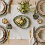 Vaisselle coloré : assiettes vert sauge et rose poudré, table crème