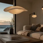 Luminaire design : suspension minimaliste, métal noir mat et verre opalin